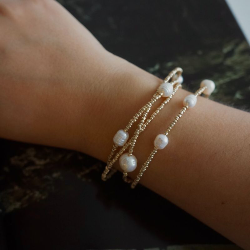 Collar Mostacillas Plateadas y Perlas de Rio