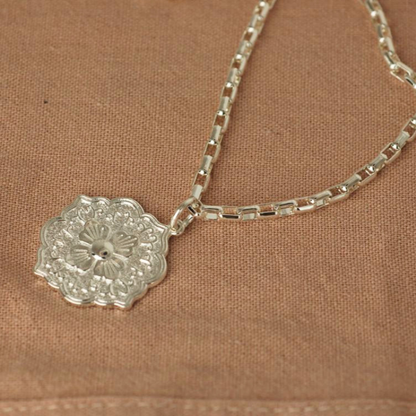 Collar Cadena y Medalla Flor - Bañado en Plata