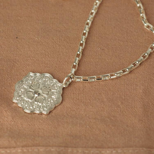 Collar Cadena y Medalla Flor - Bañado en Plata