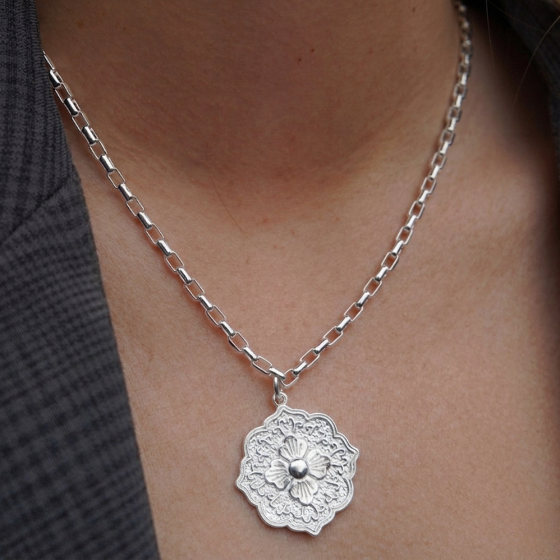 Collar Cadena y Medalla Flor - Bañado en Plata