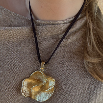 Collar Amarra Flor Dorada XL