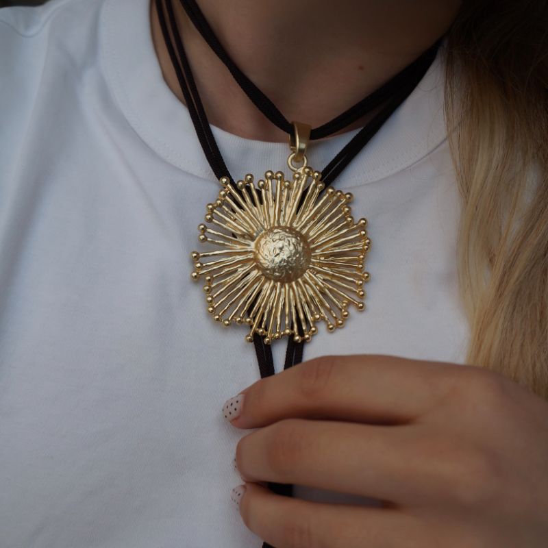 Collar Amarra Sol Dorado