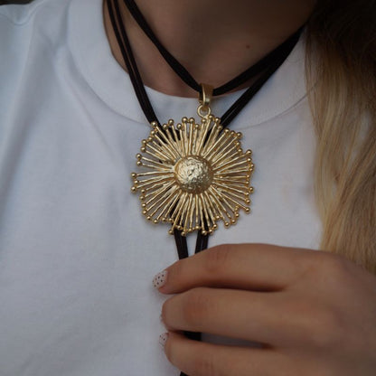 Collar Amarra Sol Dorado