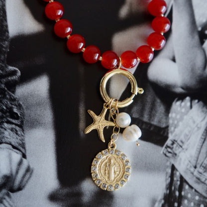 Collar Rojo Colgantes Estrella, Virgen y Perlas