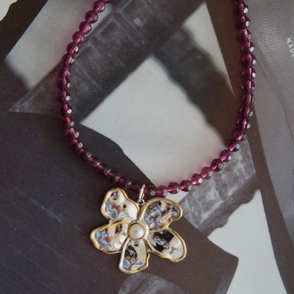 Collar Granate y Flor.