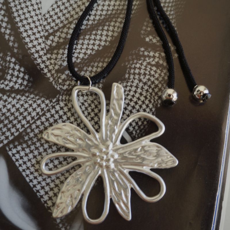 Collar Amarra flor Plateada