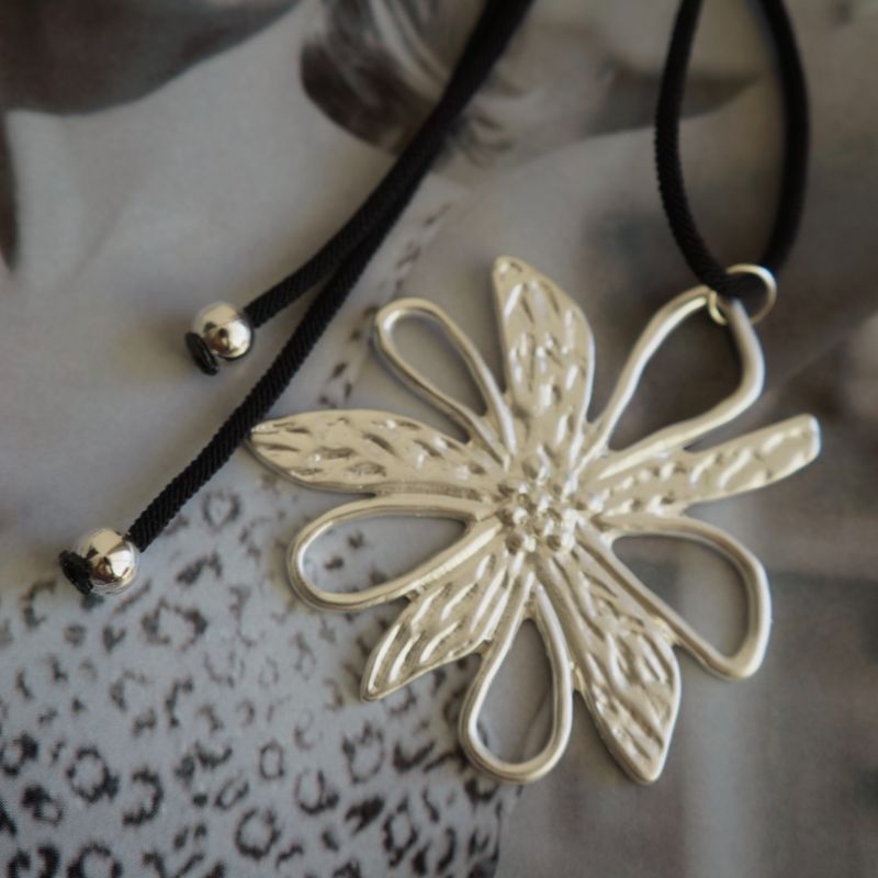 Collar Amarra flor Plateada