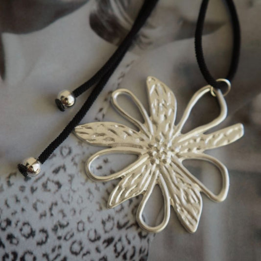 Collar Amarra flor Plateada