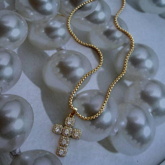 Collar Cruz y Brillantes.