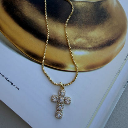 Collar Cruz y Brillantes.